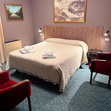 Rey's Hotel